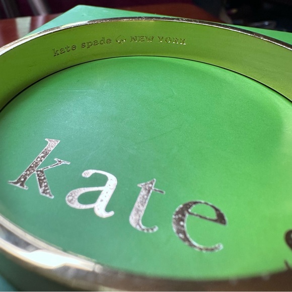 Kate Spade - "Spot the Spade" Bracelet, cream enamel and gold - Picture 3 of 6